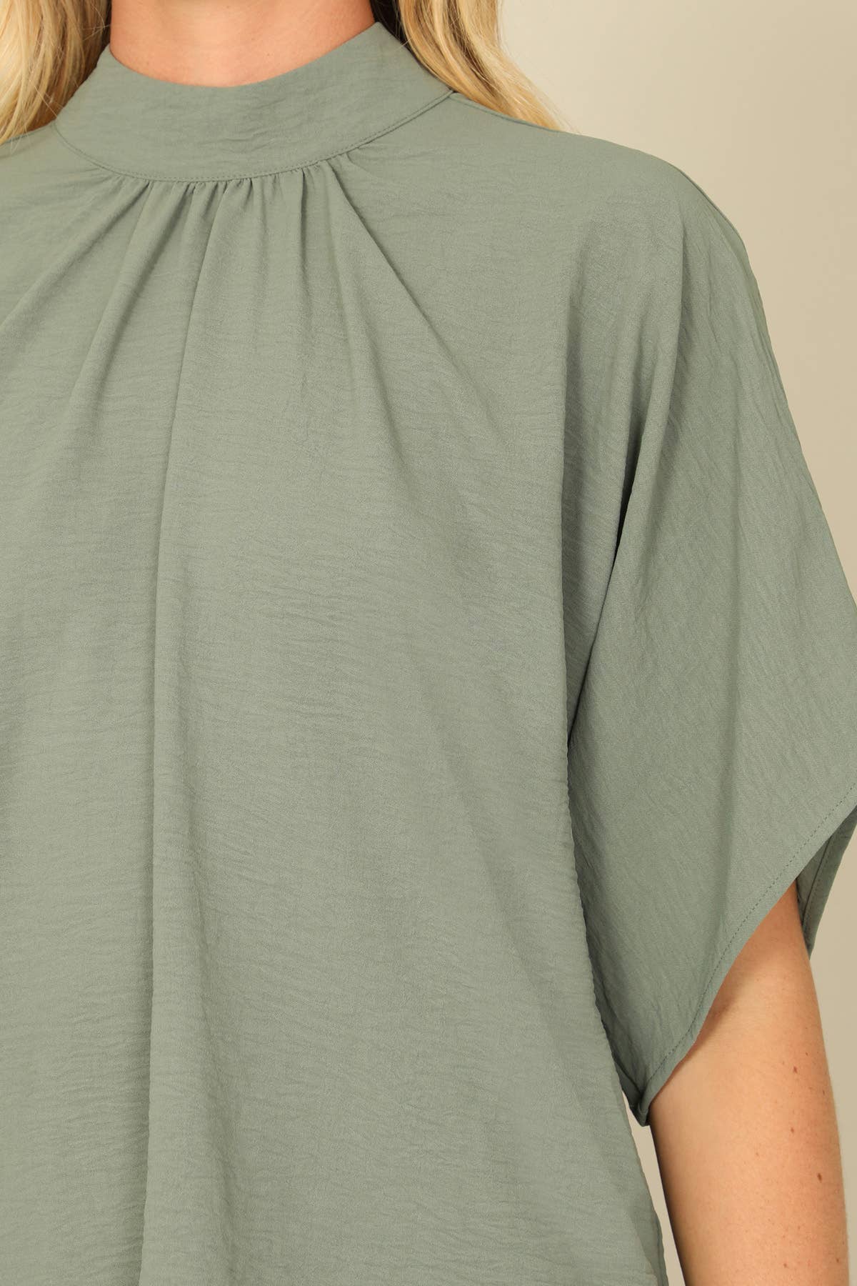 You & Me – Großhandel Bluse – Damen – YMT20083V-SOLID RÜCKENBAND DOLMAN-ÄRMEL HOCHHALS-TOP24