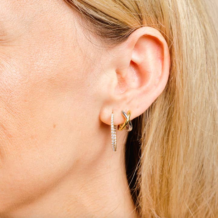 Nikki Smith Designs – Engroshandel Huggie-øreringe – Criss Cross Øreringe i Blandet Metal1