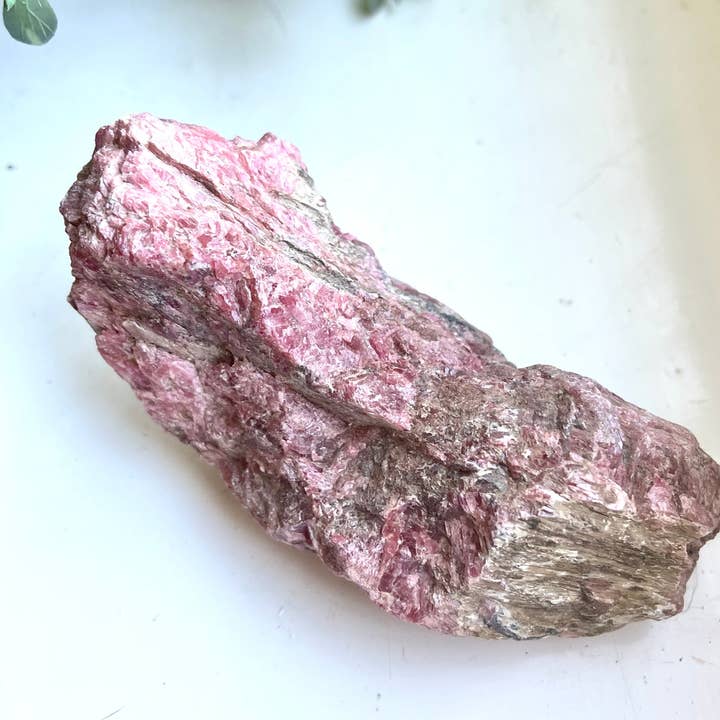 Nieuw! Natuurlijk en uniek groot rauw Braziliaans rhodoniet kristal stuk 300 g voor wholesale door Reiju