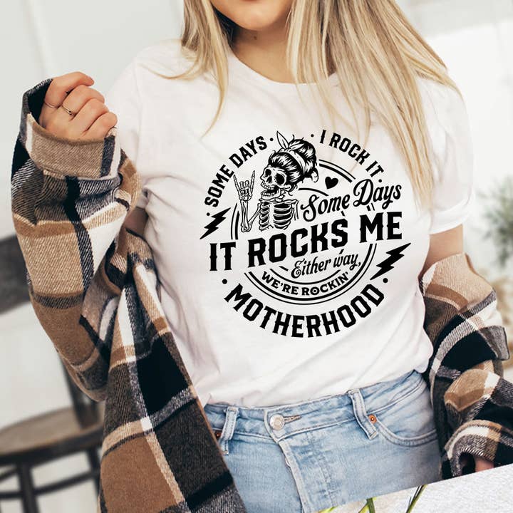 Camiseta Some Days I Rock It Motherhood - Día de la Madre para venta al por mayor de House Of Rodan