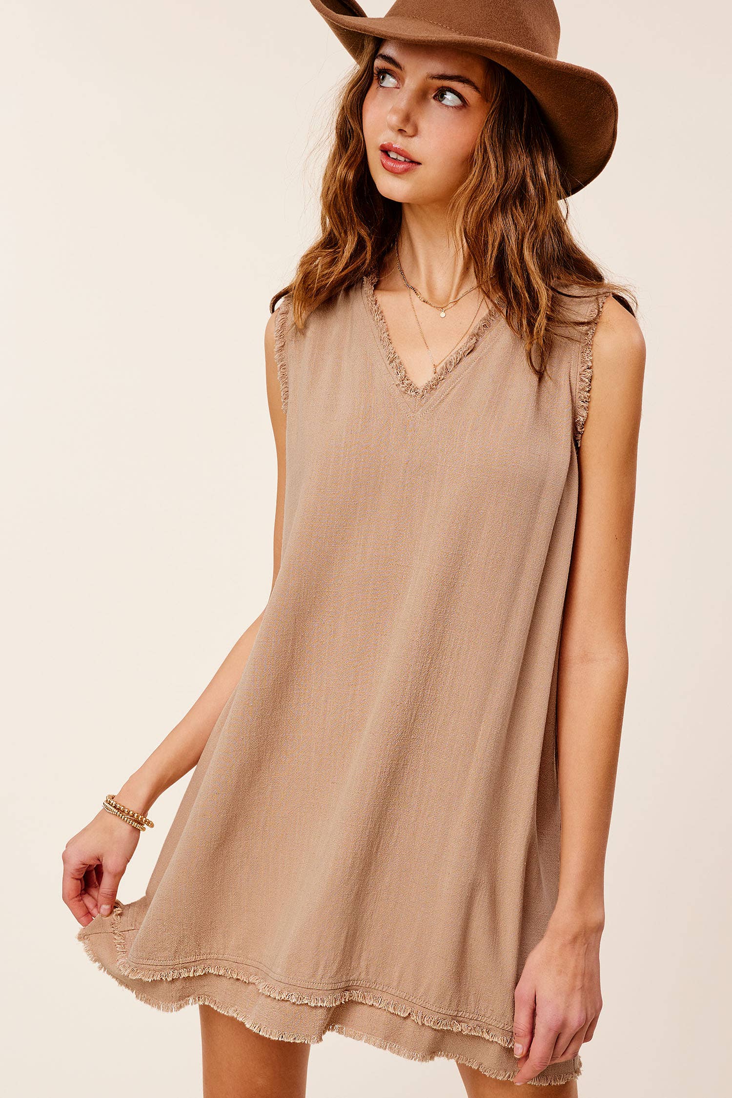 La Miel - Vendita all'ingrosso Vestito - Donna - Abito mini La Miel in tessuto morbido con bordo tagliato e orlo sfrangiato a V9