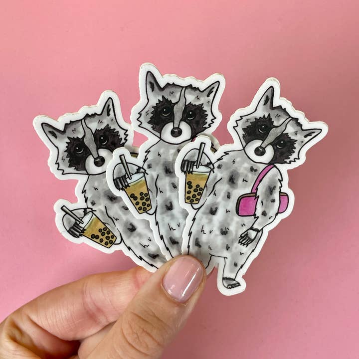 Vaskebjørn Boba Vandtæt Vinyl Sticker for engroshandel hos quirky burp illustrations