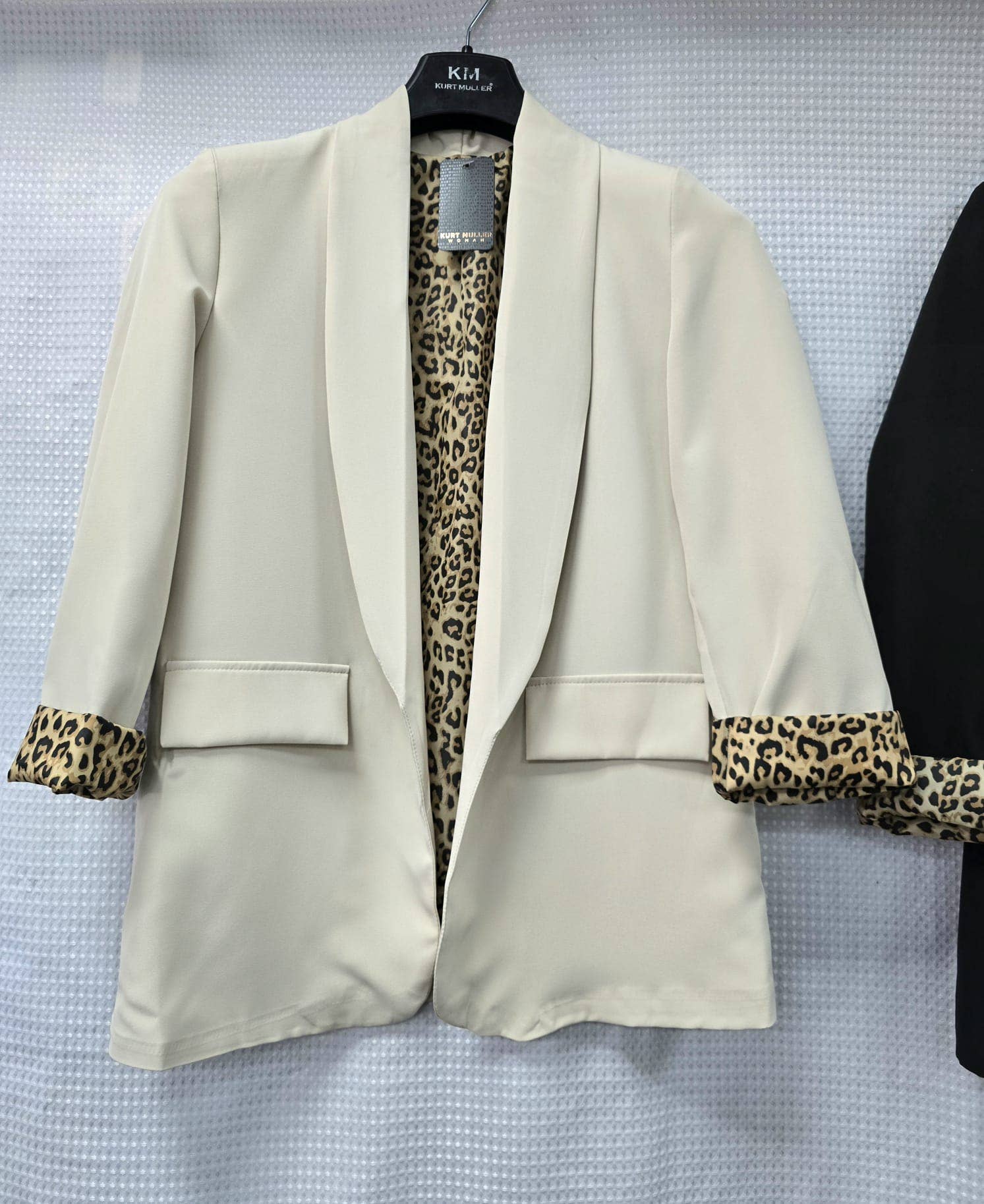 Kurt Muller – Großhandel Blazer – Damen – Blazer mit Leopardenbesatz und gekrempelten Ärmeln9