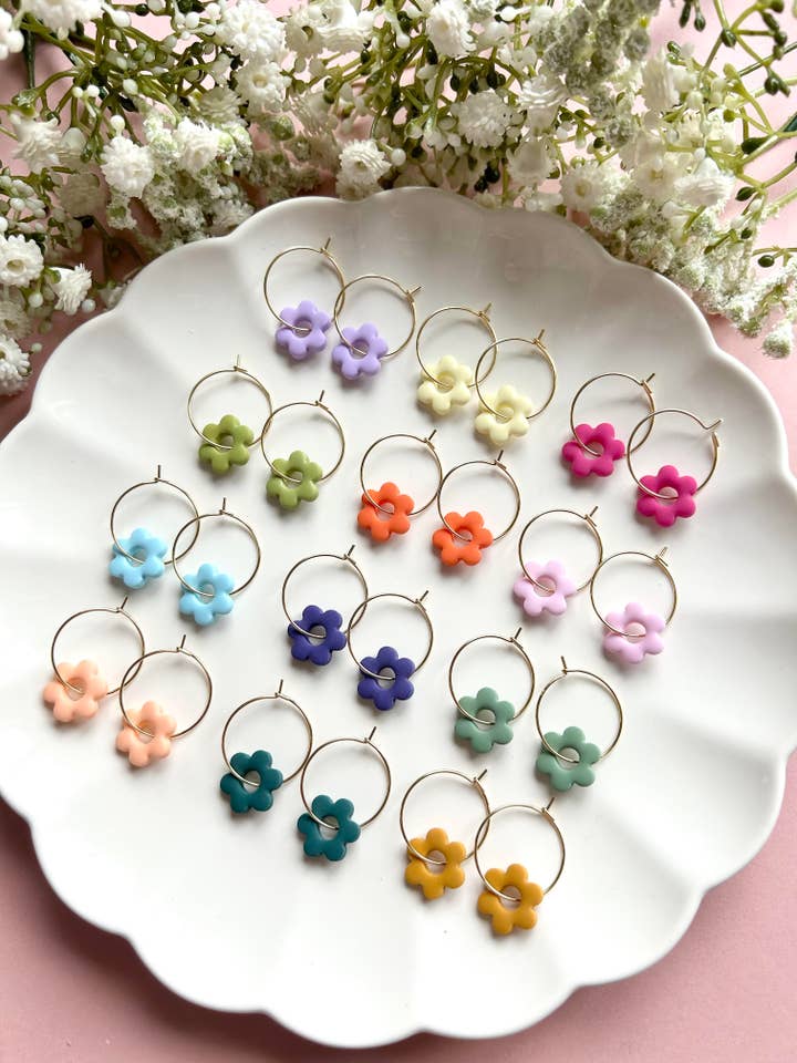 Flower Hoops | Örhängen i polymerlera för wholesale av Whimsically Designs