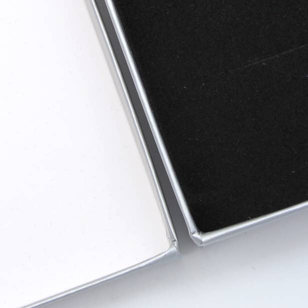 Inca UK - Vendita all'ingrosso Confezioni regalo - Scatola per gemelli/orecchini. 8x5x2,5 cm. Lucentezza grigio argento chiaro2