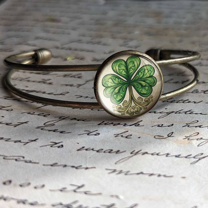 Klassisches Kleeblatt St. Patrick's Day Armreif für den Großhandel von The Divine Iguana