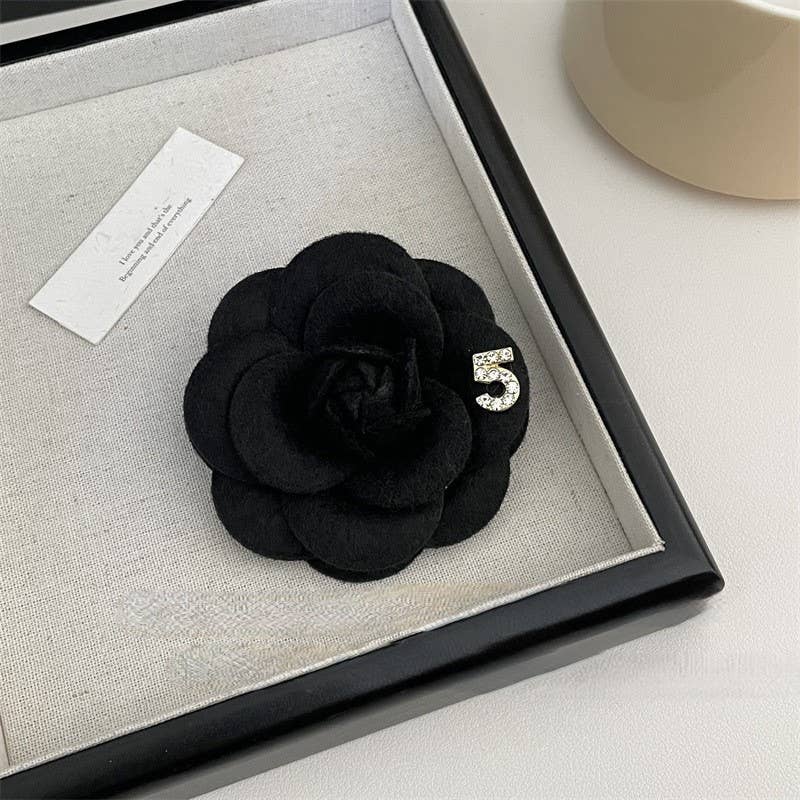 PEACH ACCESSORIES - Vente Broches - Broche camélia ornée d'un cristal en forme de '5' 15652