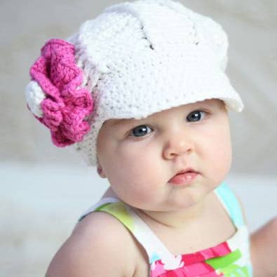 Cappello a forma di cimelio fatto a mano con fiore di peonia bianco per la vendita all'ingrosso da parte di The Daisy Baby LLC