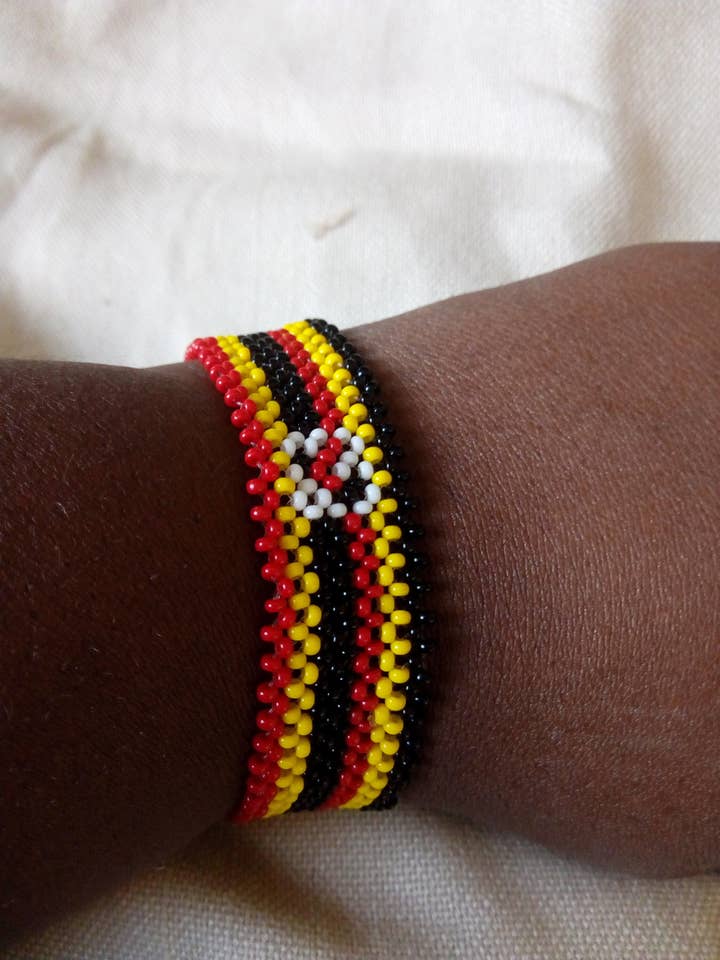 Ugandiska flaggarmband av pärlor tillverkade i Kenya av masaierna för wholesale av Delight merchants