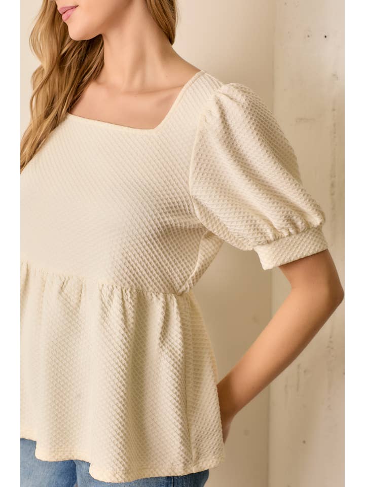 CREME TOP DE MANGAS CURTAS COM DECOTE QUADRADO TEXTURIZADO para venda a revendedores na Faire2