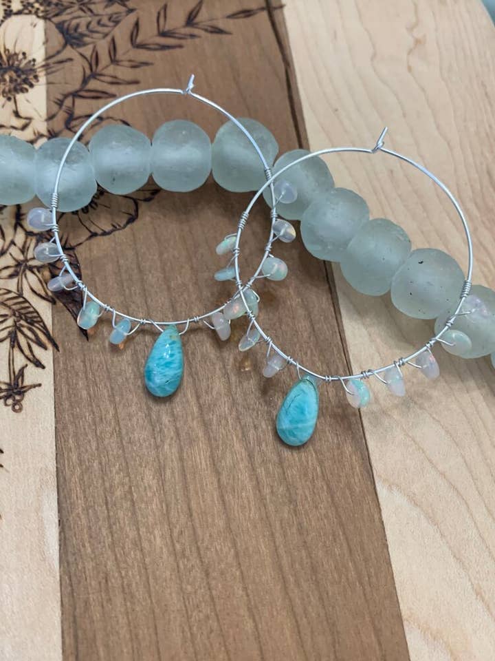 Opal Hoops för wholesale av Kaeli Farrar Jewelry Designs