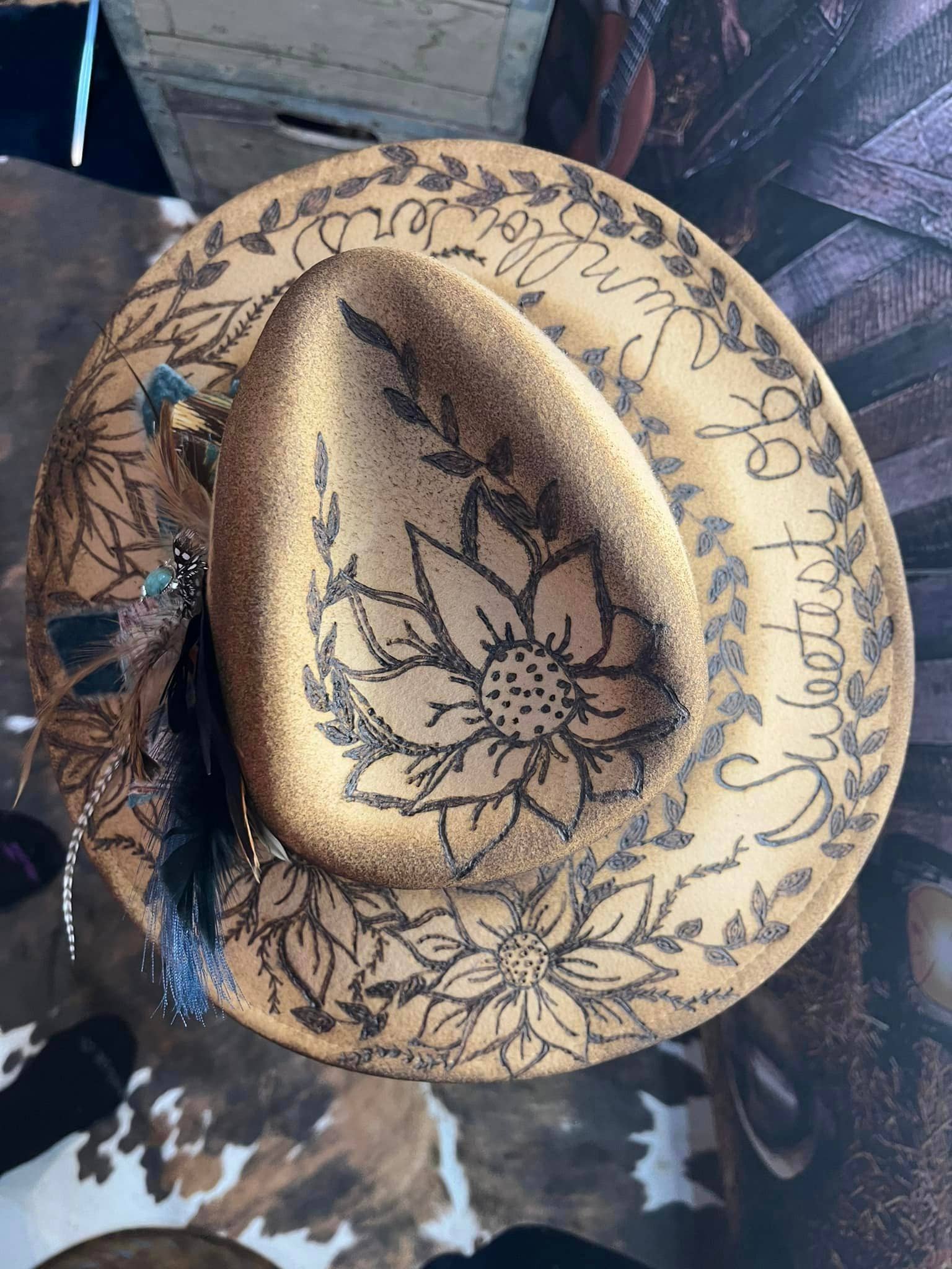 Feathered Gypsy Custom Hats and Boutique – Großhandel Fedora-Hut – Damen – Süße Sonnenblumen1