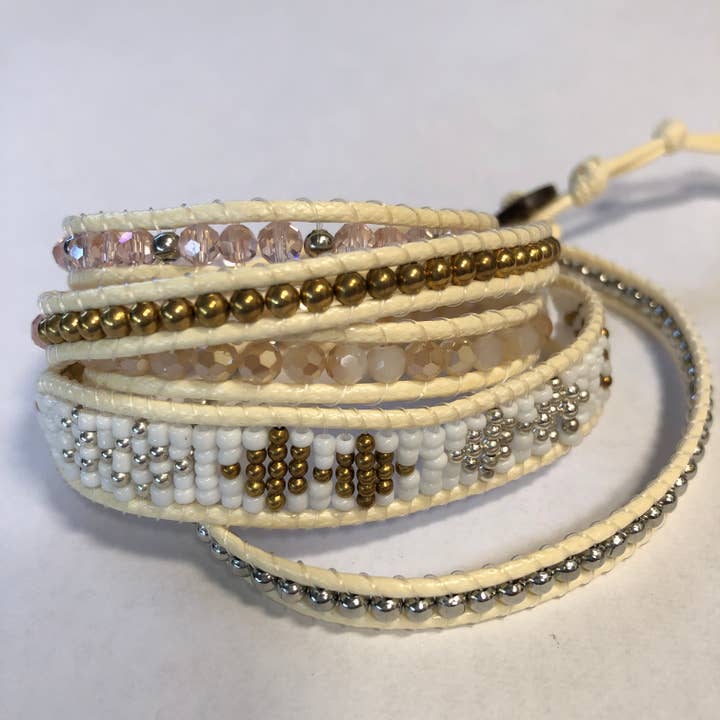 Handgefertigtes Armband für Damen — Wickelarmband mit Lederperlen für den Großhandel von SoulTika