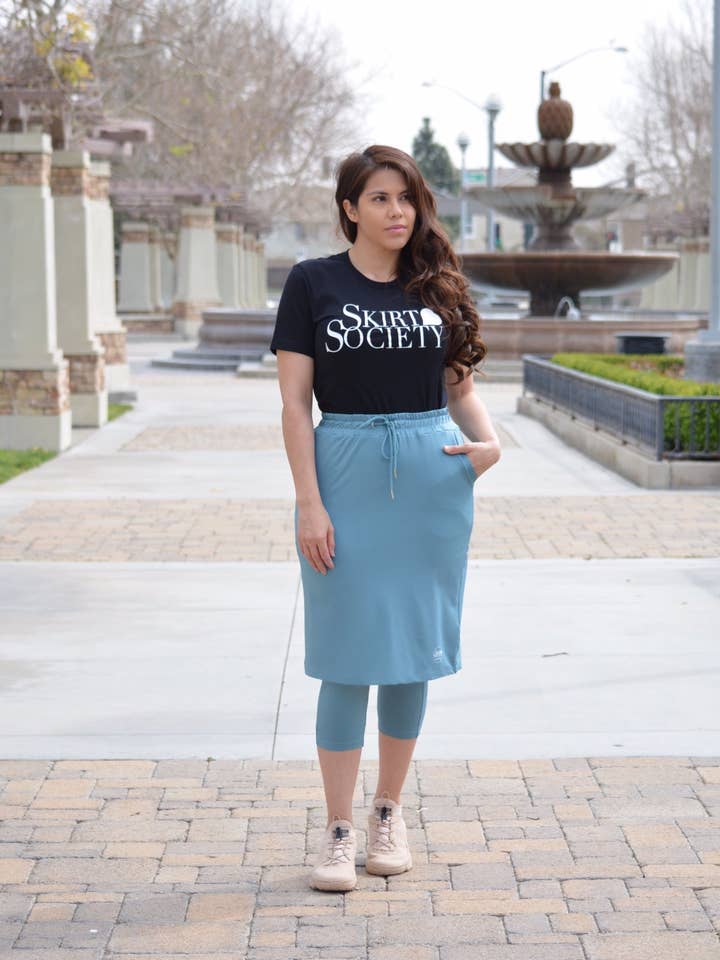 Jupe athlétique Pisa Teal (legging capri) pour la vente par Skirt Society