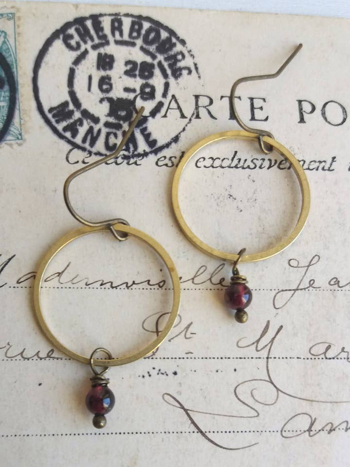 Aros dorados con granates - pendientes colgantes - gema de color rojo oscuro para venta al por mayor de The Magpie's Daughter