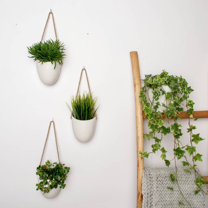 Kazai – wholesale Hängande kruka – Kazai® 3-delars väggvaser i matt vit keramik5