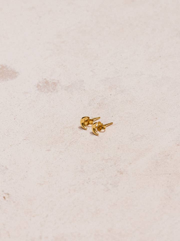 Halbmond-Ohrstecker für den Großhandel von sun + her