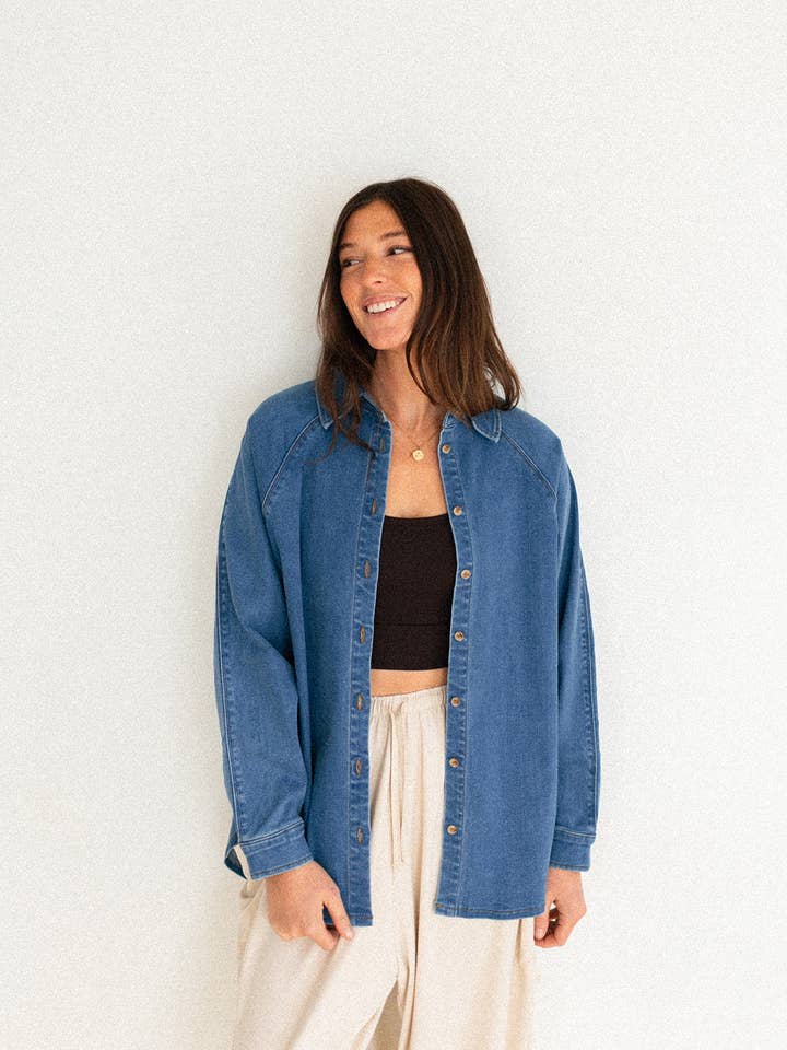 Haut en denim à boutons pour femmes pour la vente par Jax & Lennon Clothing Co.