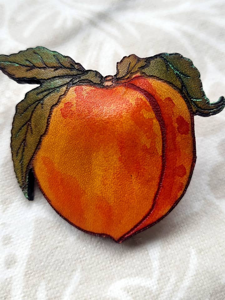 Pfirsichleder-Anstecknadel - Natürlicher Fruchtschmuck für den Großhandel von Wyrd & Witchy Art