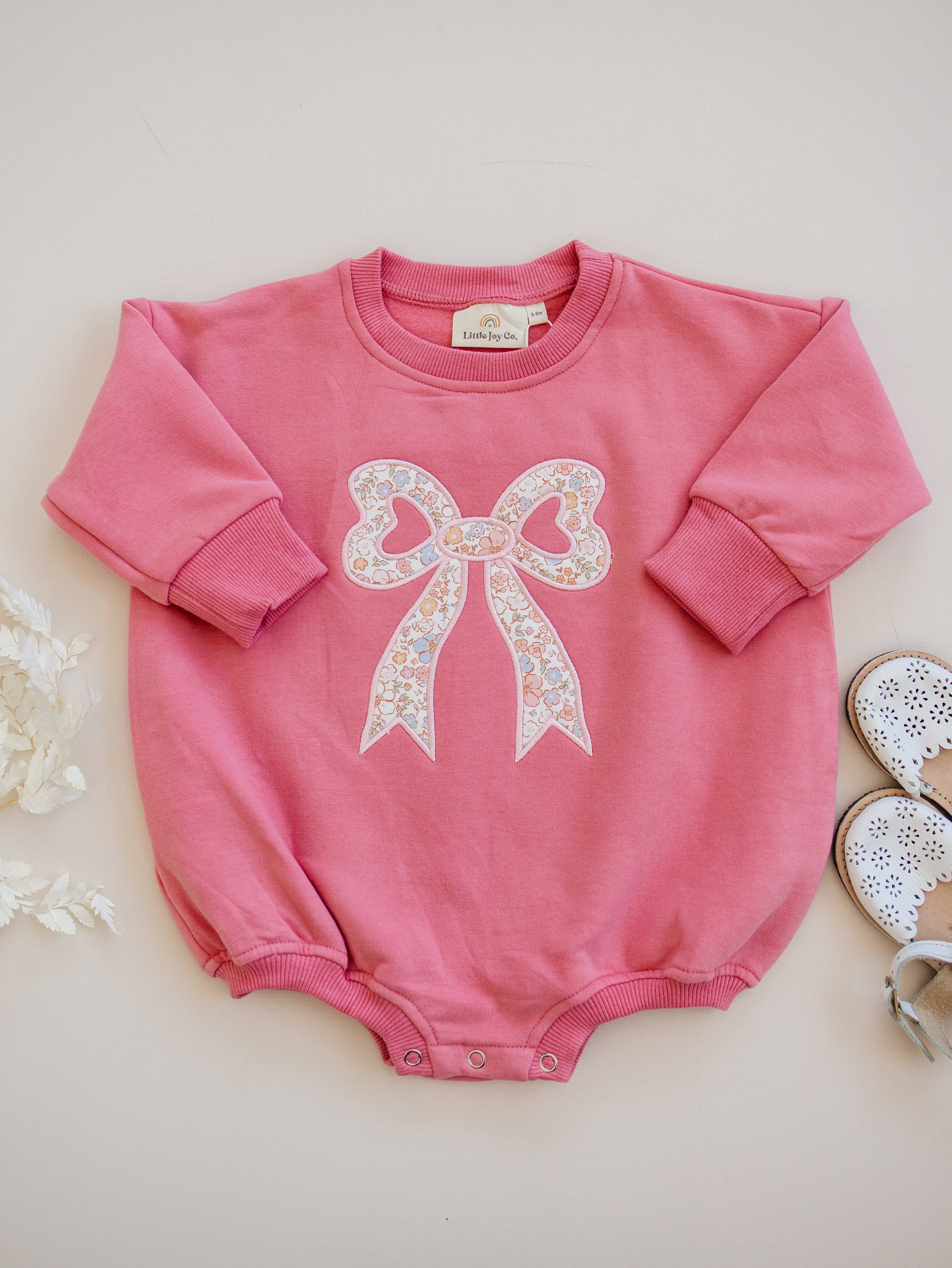 Little Joy Co. - Vendita all'ingrosso Tutina (senza piedini) - Neonati - Tutina felpata con fiocco floreale applicato1