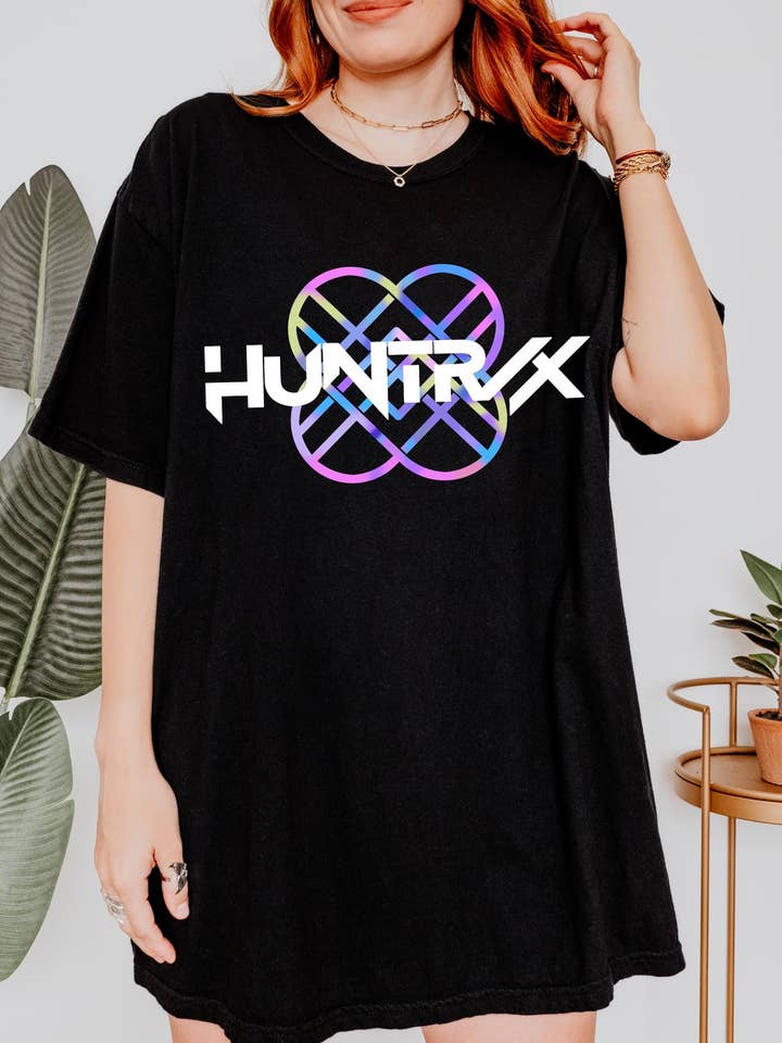 Demon Hunters Logo T-shirt, Huntrix K-pop Unisex Sweatshirt for engroshandel hos SONDO DESIGN LTD