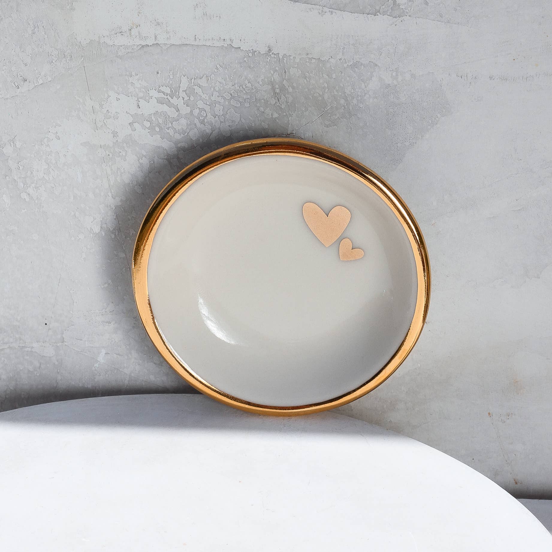 Apricity Ceramics - Venta al por mayor Joyero de plato - Plato circular con forma de corazón doble | Cerámica hecha a mano con oro7