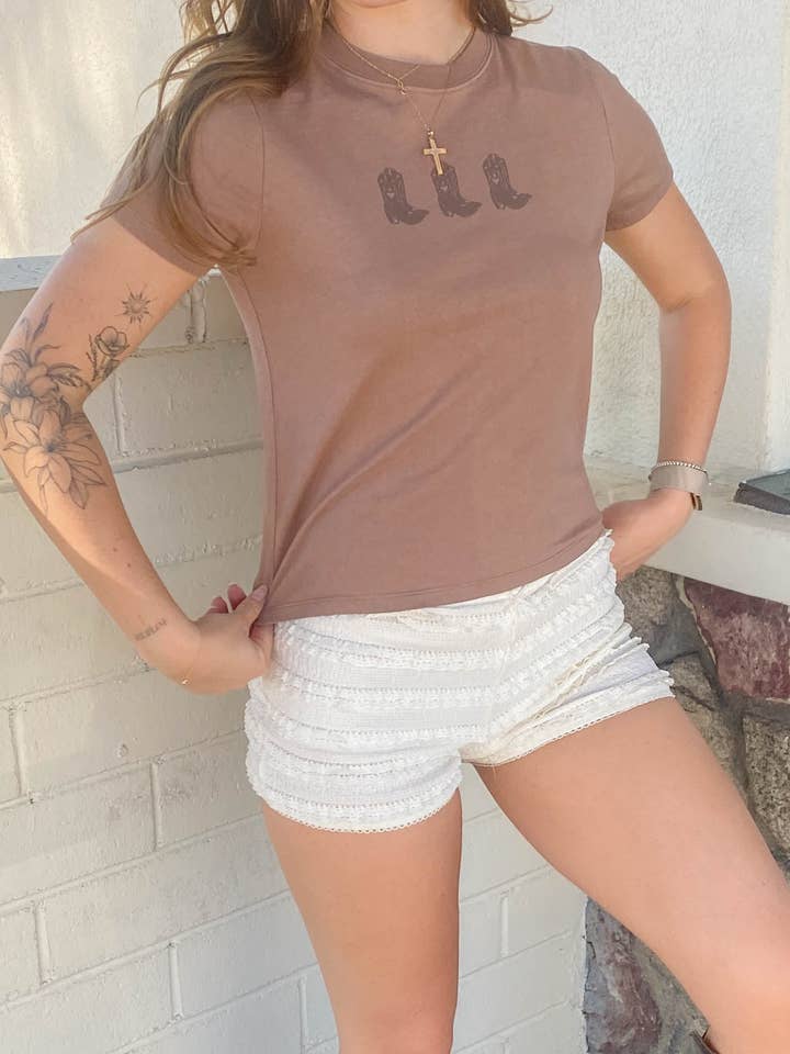 T-shirt graphique bottes de cowboy pour la vente par Nectar Clothing