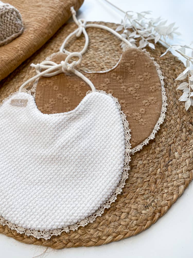 PETITE EvelinaApparel - Venta al por mayor Babero - Bebés - Babero Bebé/Flores bordadas2