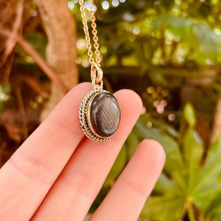 Kaali Boutique - Wholesale Pendant/Charm Necklace - Labradorite Necklace Gold Chain Brass / Simple / Classic / Hypoallergenic / Boho / Crystal Jewelery / Ethnic / Hypoallergenic / Illuminati5