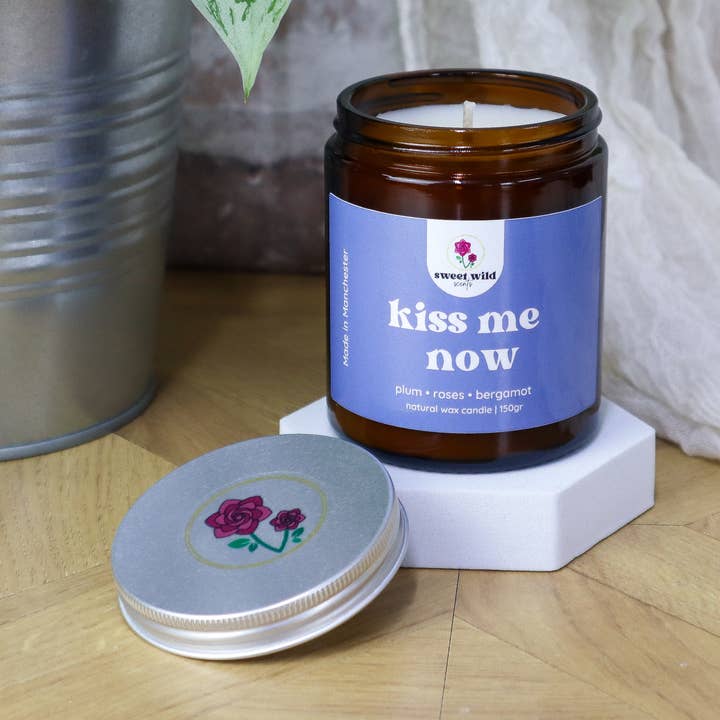 Bougie en cire naturelle Kiss Me Now - prune • roses • bergamote pour la vente par Sweet Wild Scents