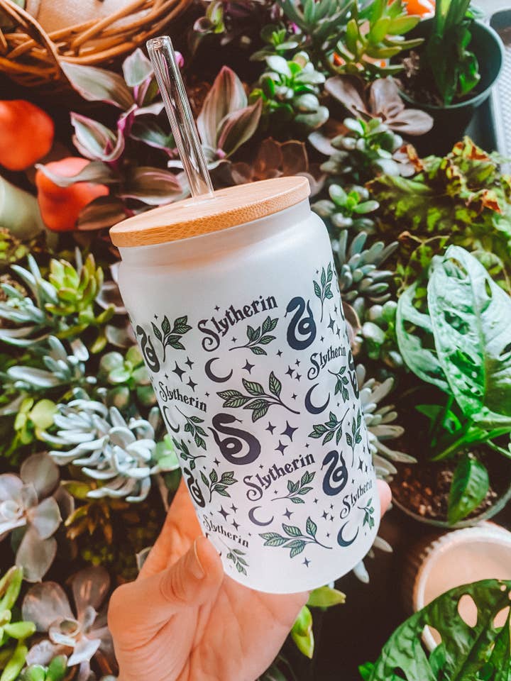 Slytherin Hogwarts House glas för wholesale av NOT YOUR AVERAGE BABE CO