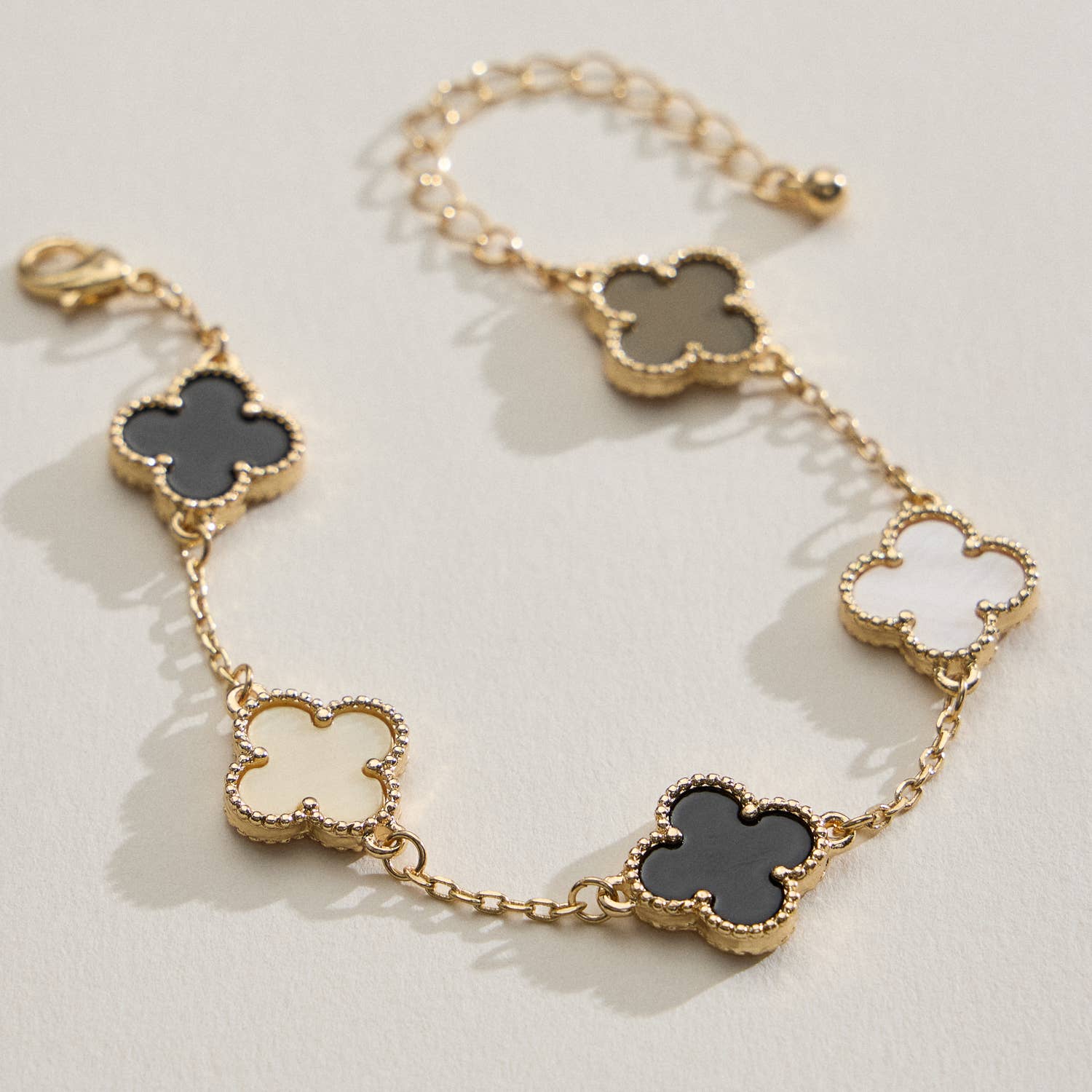 Lilla Haven - Vente Bracelets à breloques/pendentifs - Bracelet Charm Coquillage Coloré avec Détails Dorés16