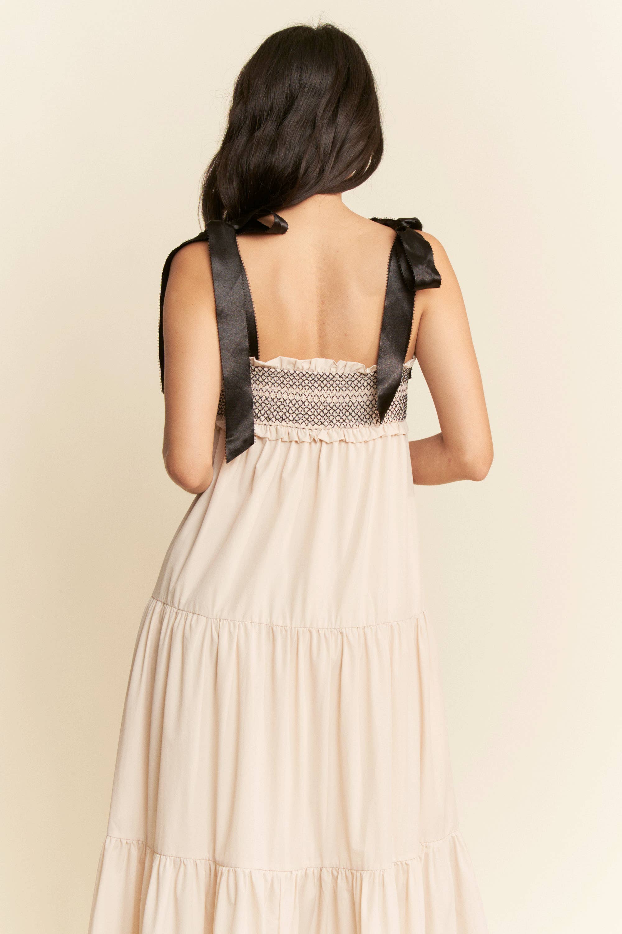 Beige MAXIKJOLE MED FLERE KONTRASTER MED SMOCKET BODICE STROPPER for engroshandel på Faire9