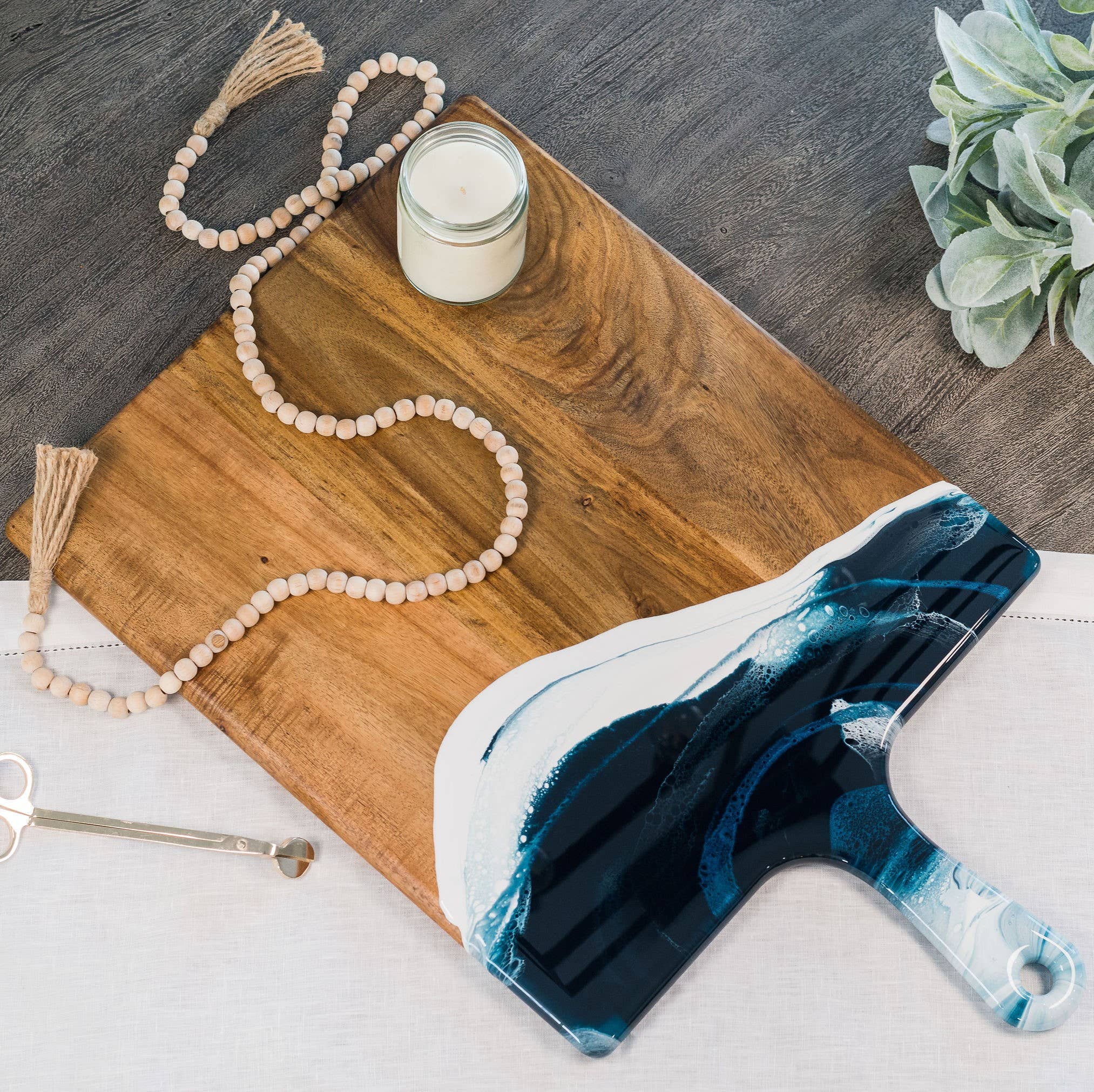 Lynn & Liana Designs – wholesale Ostbräda – Extra stor ost- och charkbricka i akaciaträ och resin 38 x 61 cm utan tull3