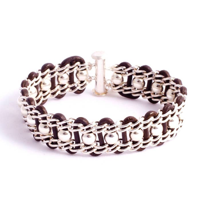 Bracelet Halifax — Chaîne en argent sterling avec perles en argent sterling sur cuir gris pour la vente par Solid Design Studios