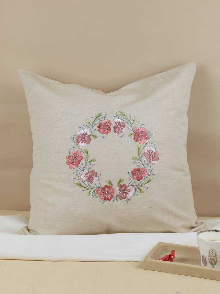 Cuscino Ricamato con Ghirlanda di Fiori di Campo per la vendita all'ingrosso da parte di Ninéh
