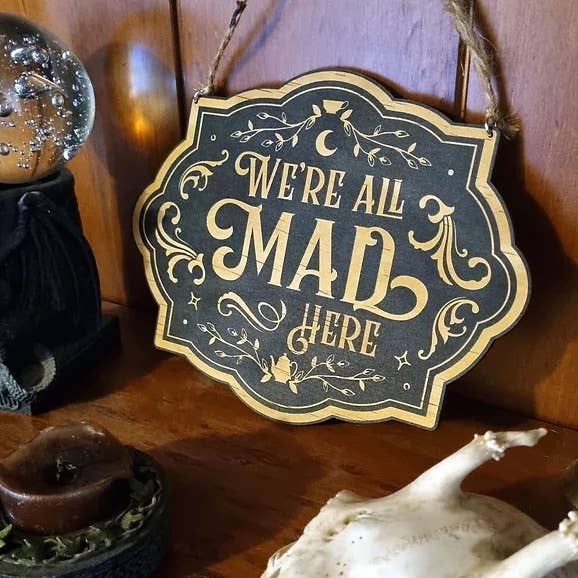 Yiska Designs – Engroshandel Skilt – Vi er alle gale her tegn3