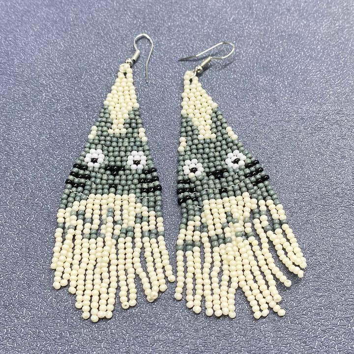 Pendientes de flecos de cuentas de semillas tejidas a mano con patrón de gato Totoro - SB para venta al por mayor de Mio Queena