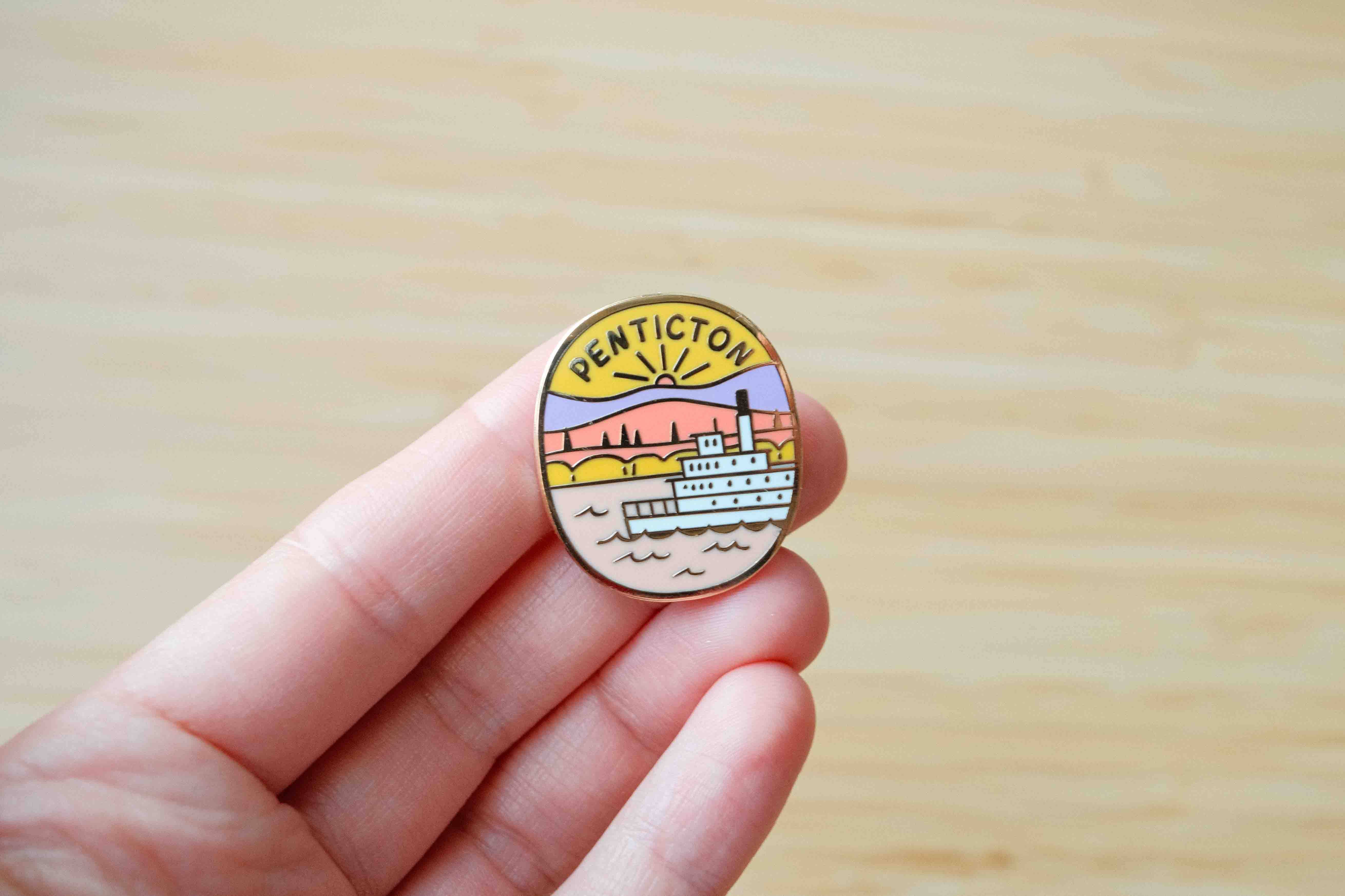 Ashleigh Green Studios - Vendita all'ingrosso Spilla da bavero - Penticton - spilla smaltata ✨2