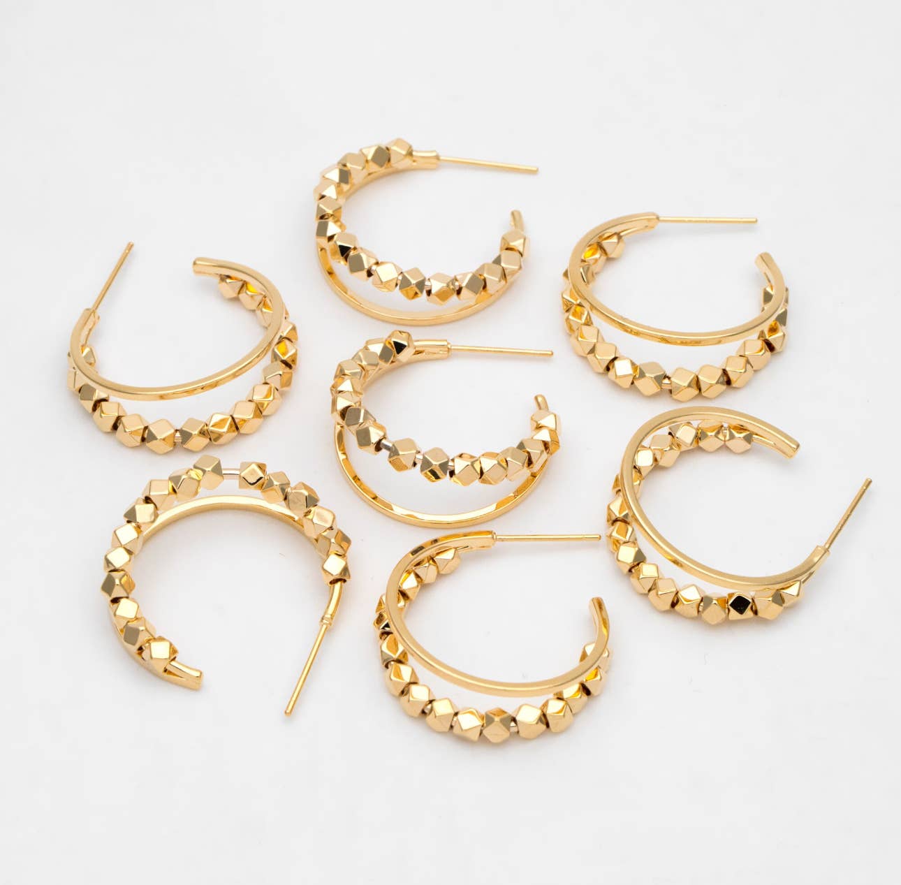 Bella Rey jewelry - Venta al por mayor Pendientes de botón/aretes de poste - Los pendientes de aro Suri 18k | hipoalergénicos1