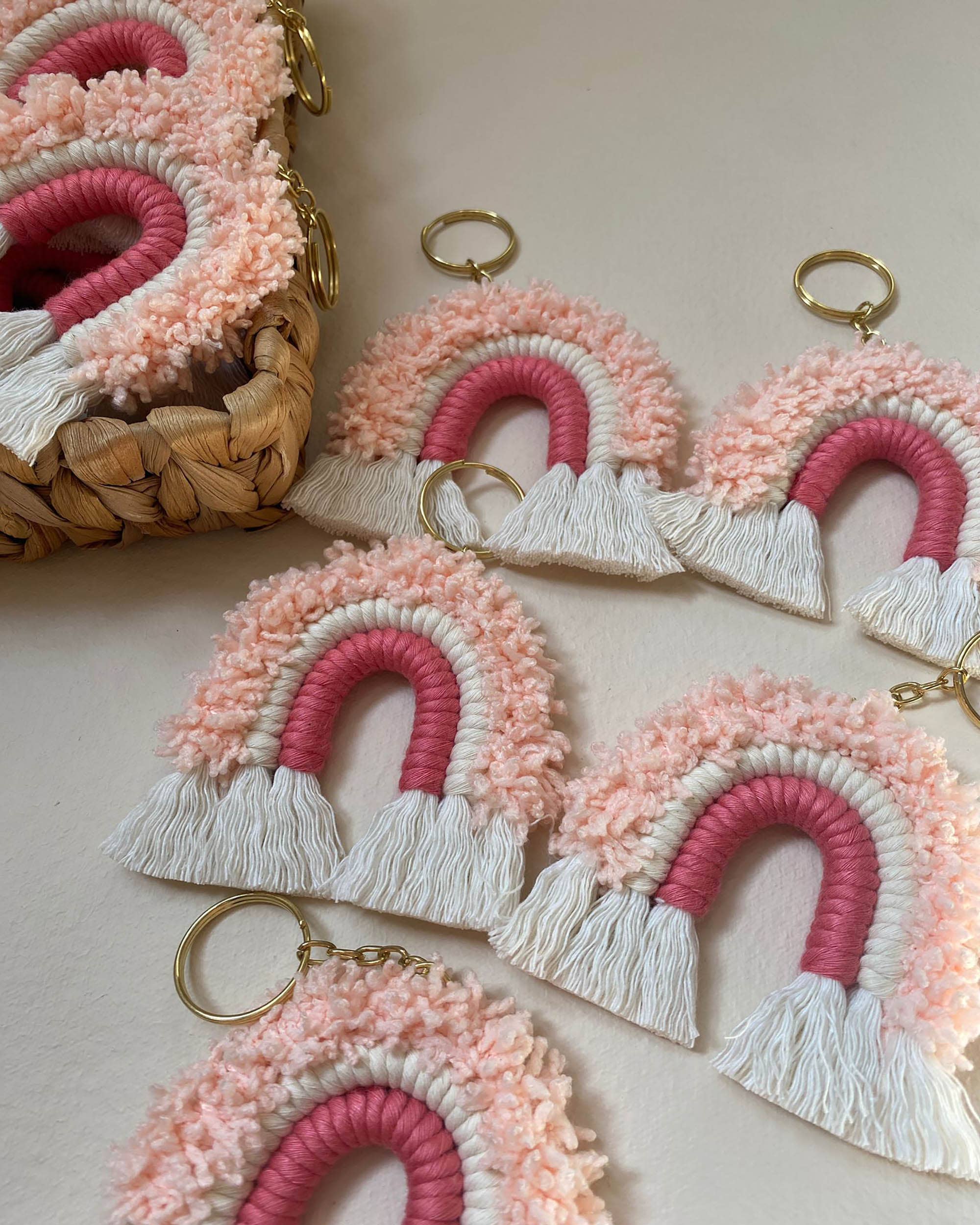 Uniq Favors – wholesale Nyckelringar - Dam – Rosa regnbågsformad makraményckelring i bohemisk stil1