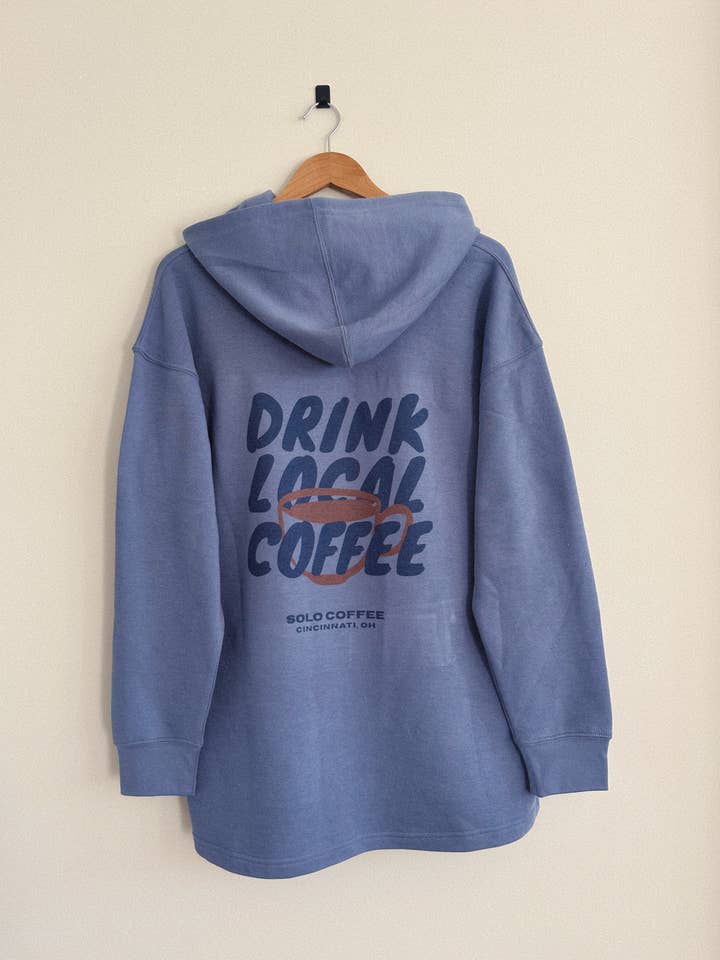Sweat à capuche "Drink Local Coffee" - Crépuscule (Longueur complète) pour la vente par Relic96