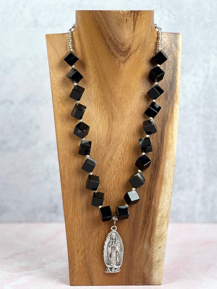 Collier cubique Guadalupe pour la vente par Scarlette Dove