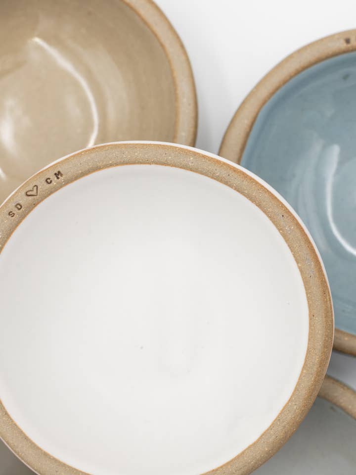 Individuell gestempelte handgefertigte Keramikschalen für den Großhandel von Jars of Dust