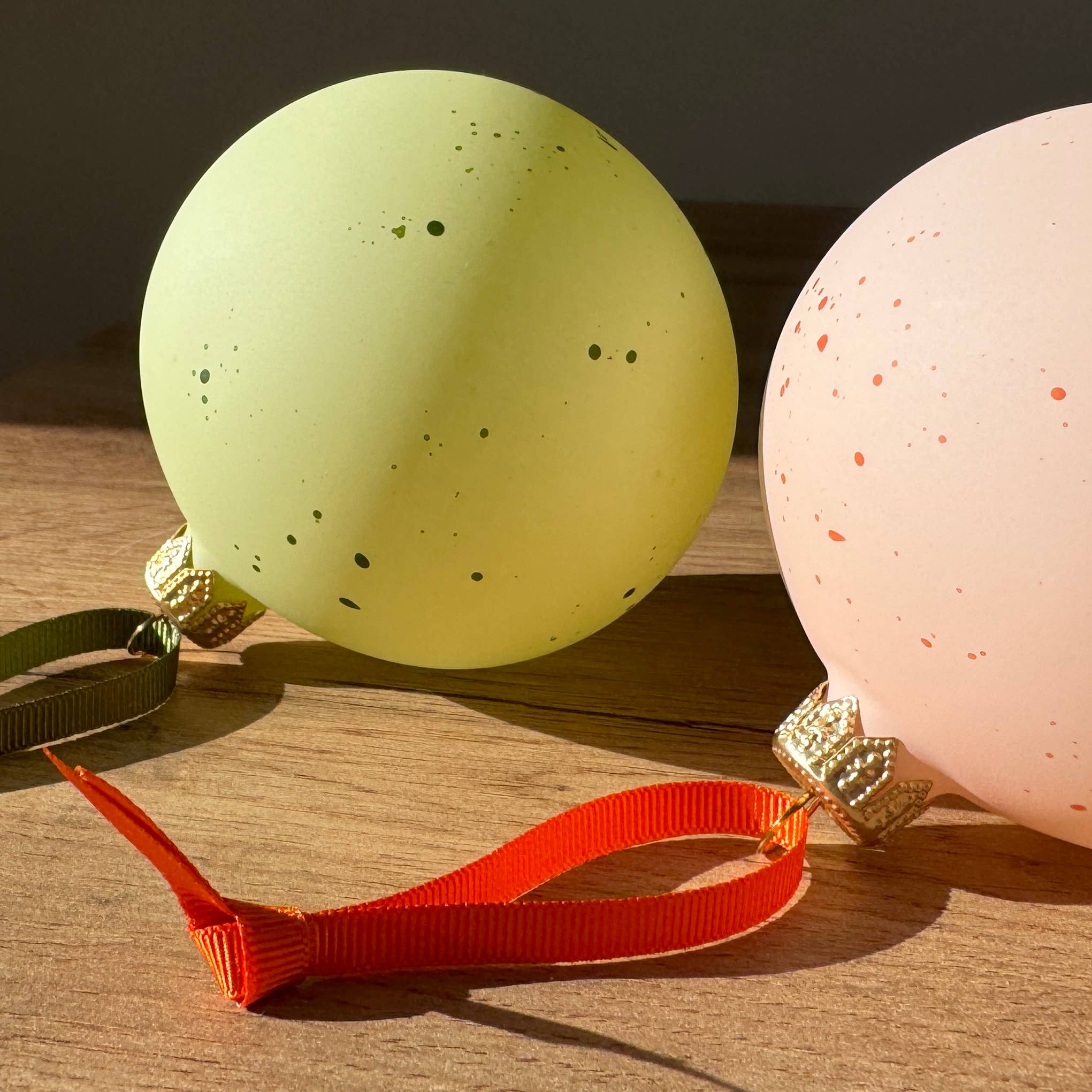 studio THIE - Wholesale Christmas Decoration - Speck Egg Shell Glass Christmas Bauble, 8cm3