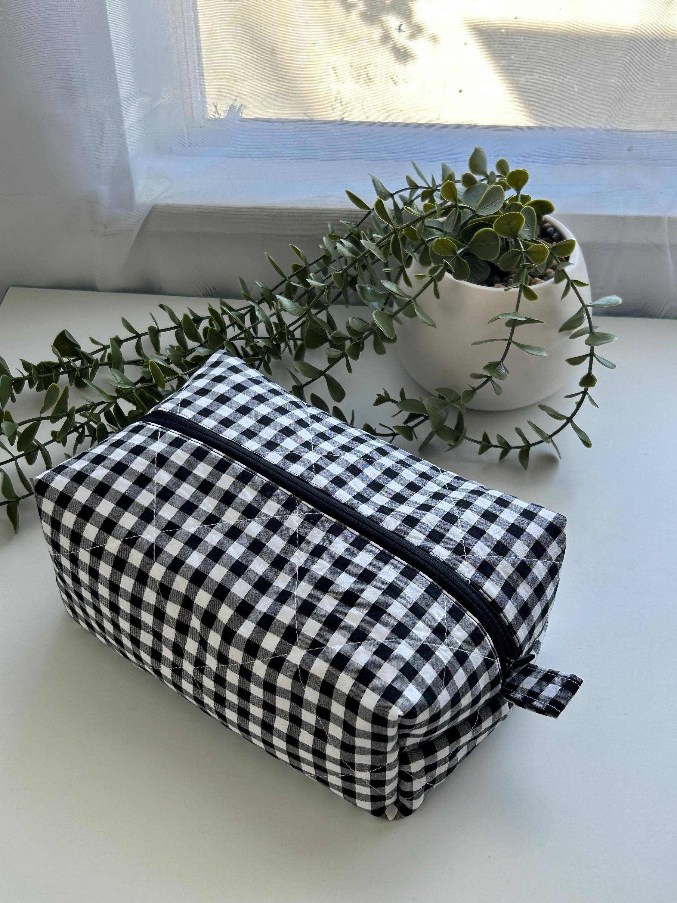 DaintyLuxeAU – bolsa de maquilhagem e cosméticos por atacado – Bolsas de maquiagem variadas: xadrez vichy, acolchoada, com formato quadrado, diversos tamanhos8