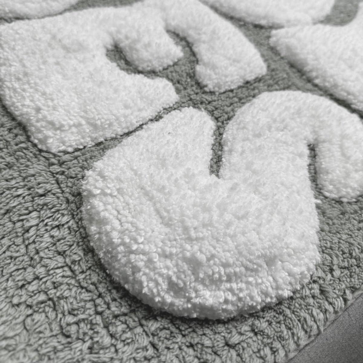 Allure Bath Fashions – Großhandel Badematte – Badteppich mit Aufschrift Good Vibes, rutschfester, handgetufteter Badteppich2