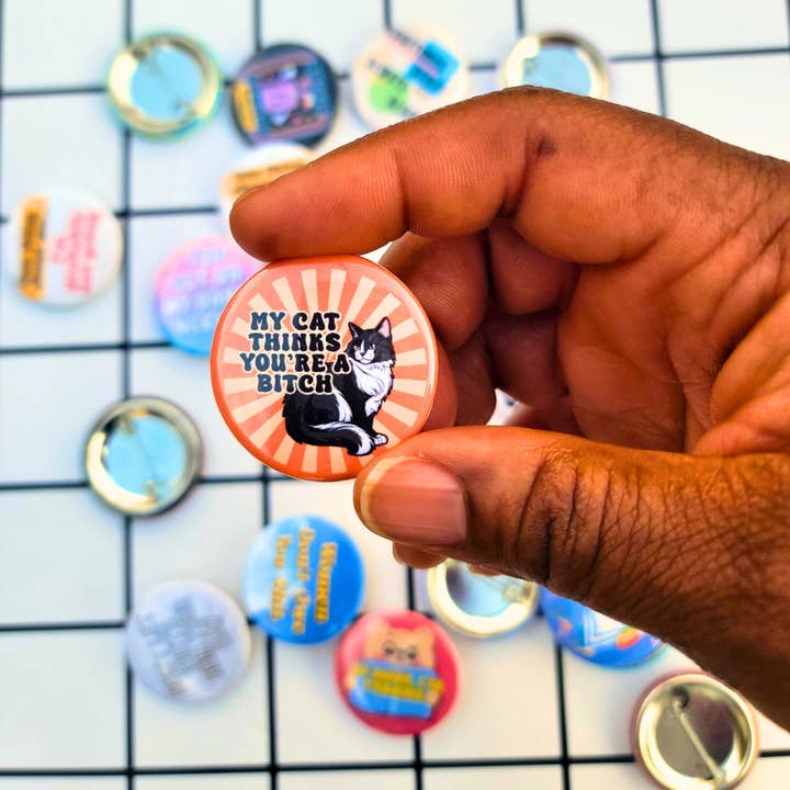 MON CHAT PENSE QUE TU ES UNE CONNE BOUTON pour la vente par TEAM JEMINI DESIGNS