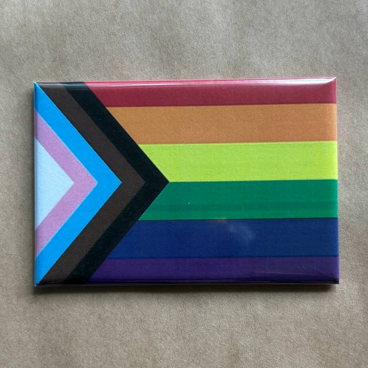 Magnete con bandiera dell'orgoglio progressista per la vendita all'ingrosso da parte di Diem Designs Studio