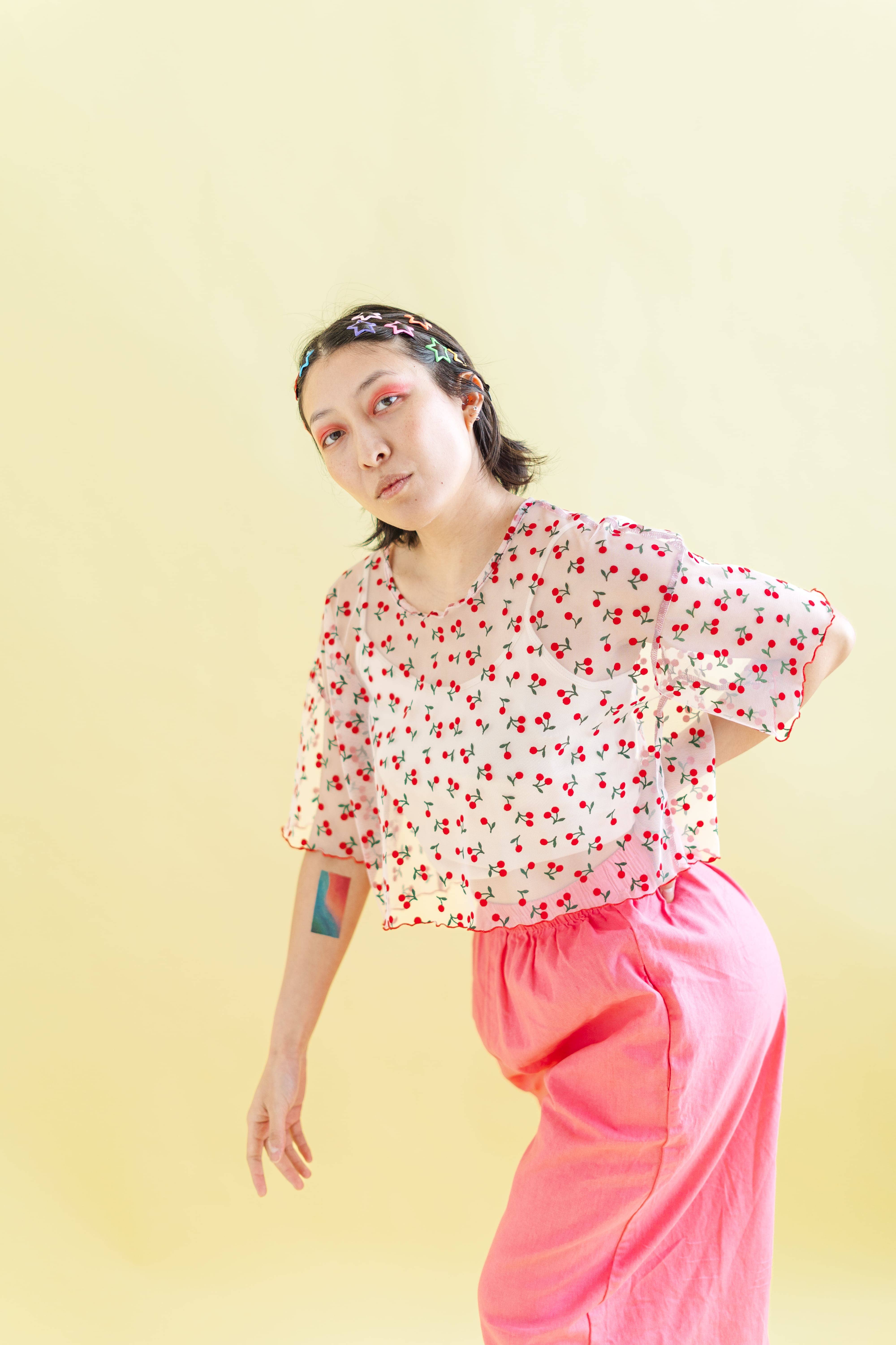 Nettle Studios – Blusa - Mulher por atacado – Blusa de Camadas em Malha de Cereja para Mulher Tamanho Grande Inclusivo16